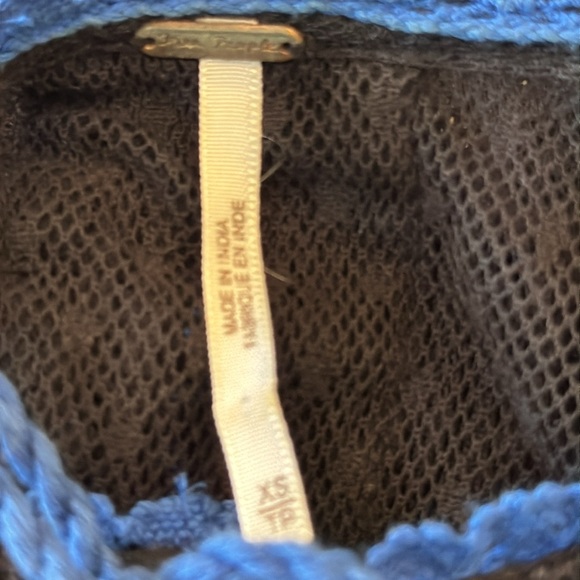 Free People Swiss Dot Sheer Mesh Black Floral Embroidered Peasant Top Size XS - Picture 9 of 10